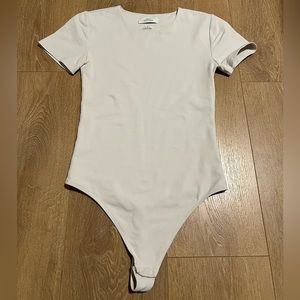 Aritzia Contour Crew Shortsleeve Bodysuit size small matte pearl